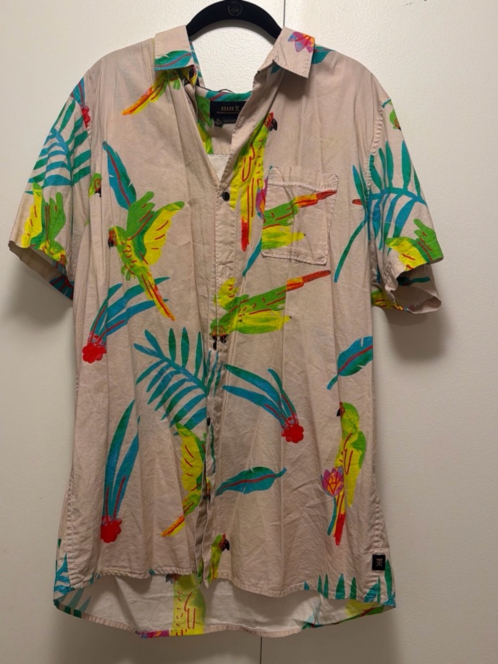 Kurzarm-Herrenhemd mit Papageienprint in Beige
